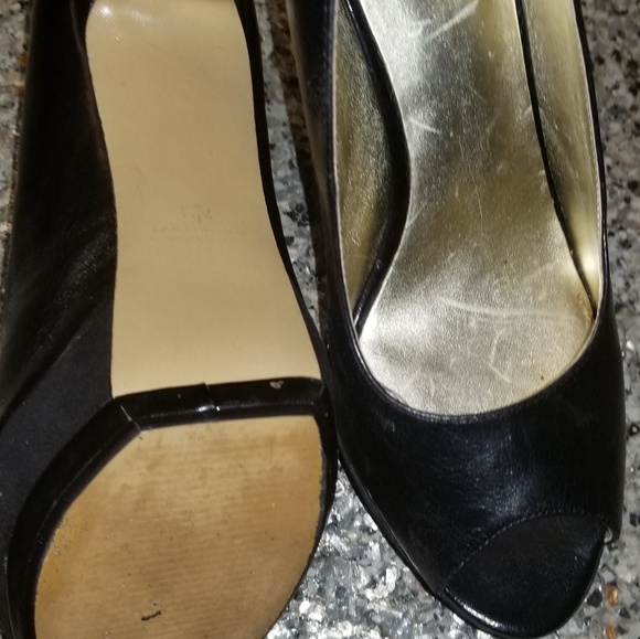 Black and Gold Pumps - Picture 3 of 4